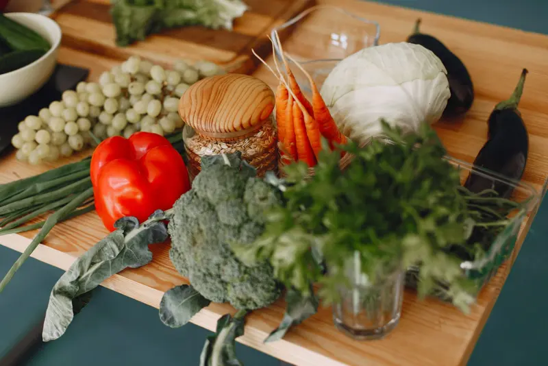 Frisches Gemüse und Obst auf einem Holztisch